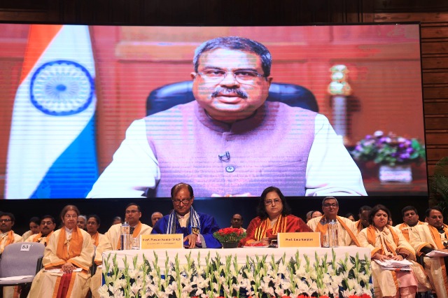 केंद्रीय शिक्षा मंत्री धर्मेंद्र प्रधान बुधवार को वीडियो कॉन्फ्रेंसिंग के माध्यम से इग्नू के दीक्षांत समारोह को संबोधित करते हुए केंद्रीय शिक्षा मंत्री धर्मेंद्र प्रधान बुधवार को वीडियो कॉन्फ्रेंसिंग के माध्यम से इग्नू के दीक्षांत समारोह को संबोधित करते हुए