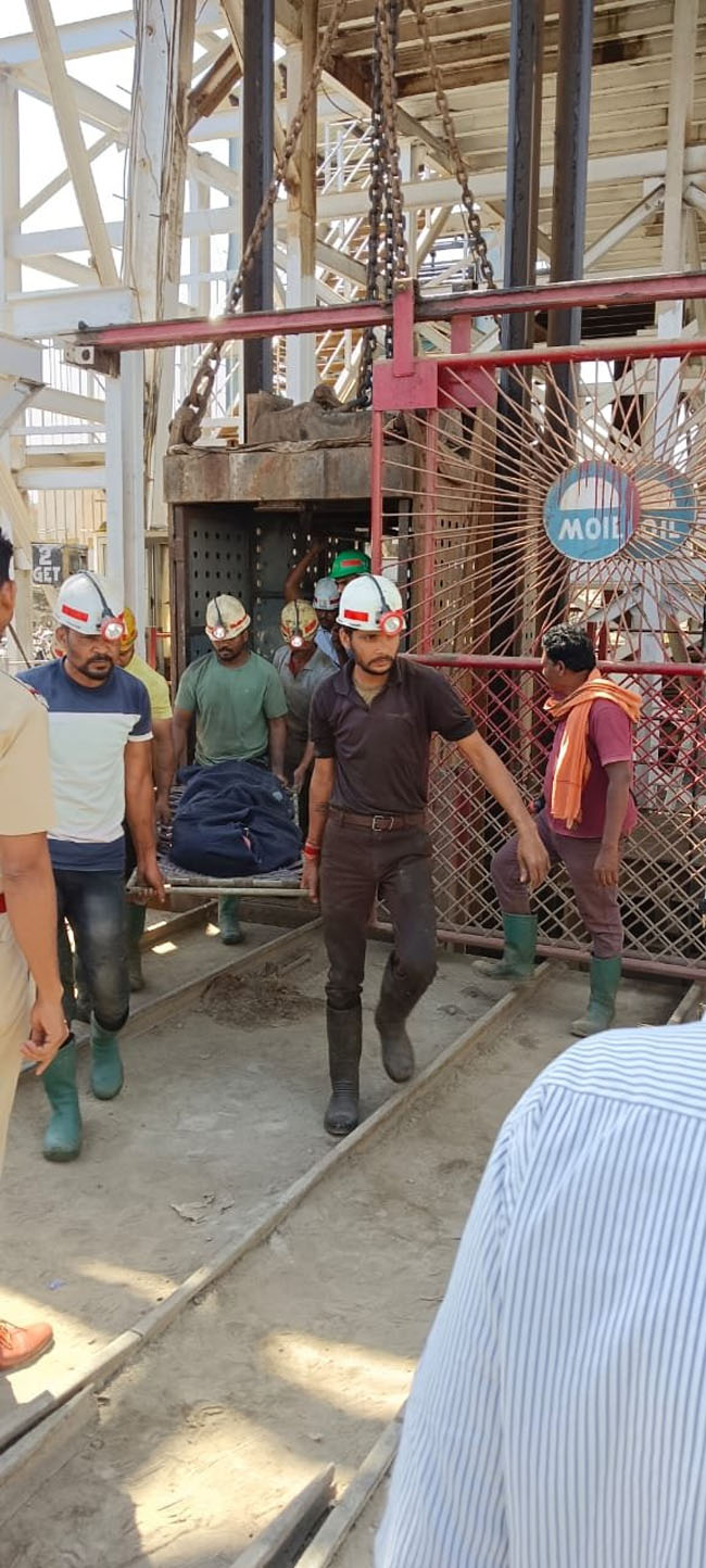फोटो: भंडारा के खदान में स्लैब गिरने के बाद राहत और बचाव कार्य कर रही आपदा प्रबंधन की टीम फोटो: भंडारा के खदान में स्लैब गिरने के बाद राहत और बचाव कार्य कर रही आपदा प्रबंधन की टीम