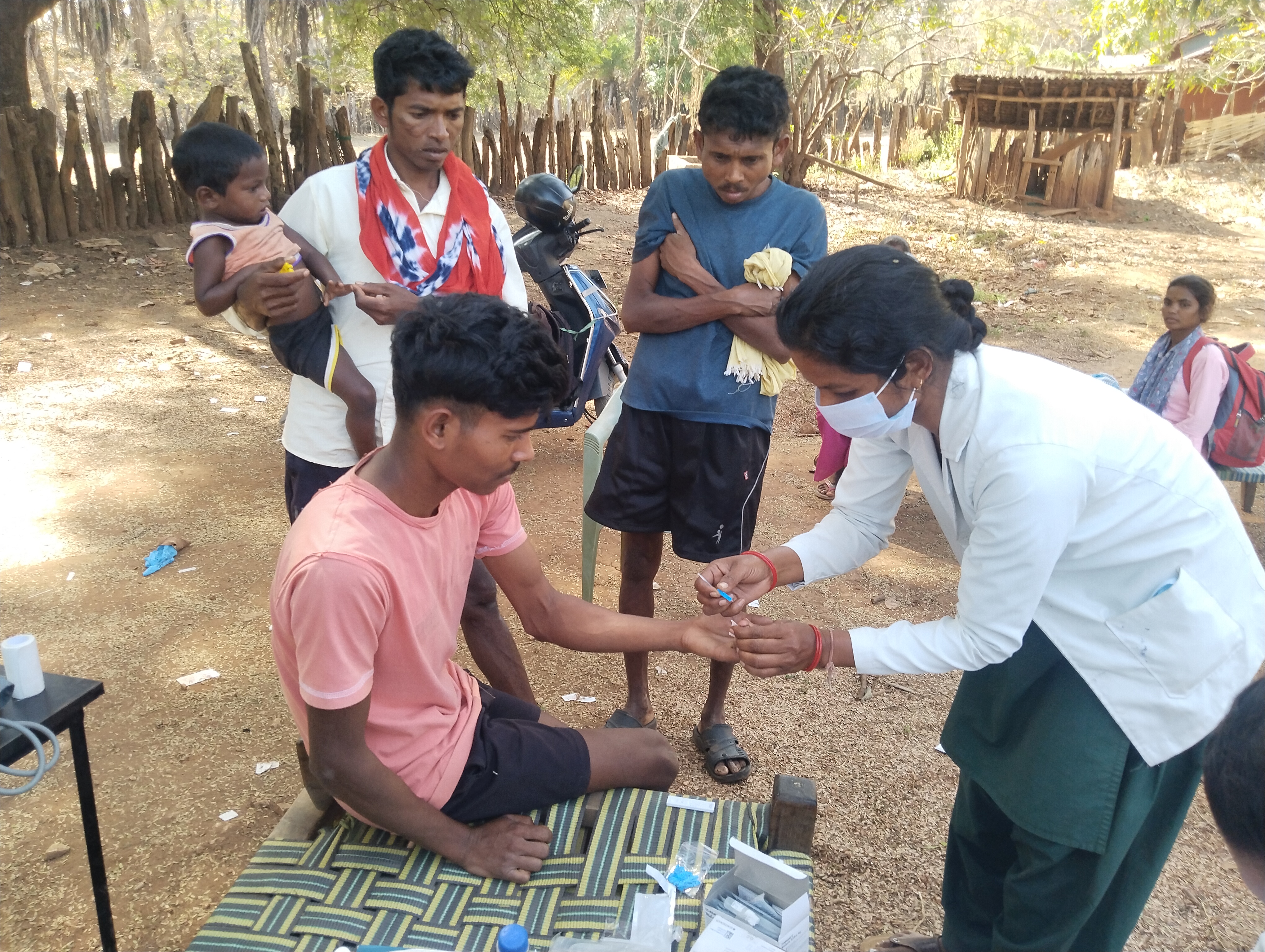 सुकमा: धनीकोड़ता गांव में 02 बच्चे सहित 08 लोगों की मौत के बाद लगा स्वास्थ्य शिविर, इलाज जारी सुकमा: धनीकोड़ता गांव में 02 बच्चे सहित 08 लोगों की मौत के बाद लगा स्वास्थ्य शिविर, इलाज जारी