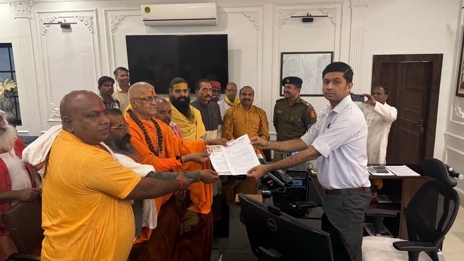 भीलवाड़ा में संत समाज ने जिला कलेक्टर को सौंपा ज्ञापन, हिंदू समाज की बेटियों की सुरक्षा और कठोर सजा की मांग भीलवाड़ा में संत समाज ने जिला कलेक्टर को सौंपा ज्ञापन, हिंदू समाज की बेटियों की सुरक्षा और कठोर सजा की मांग