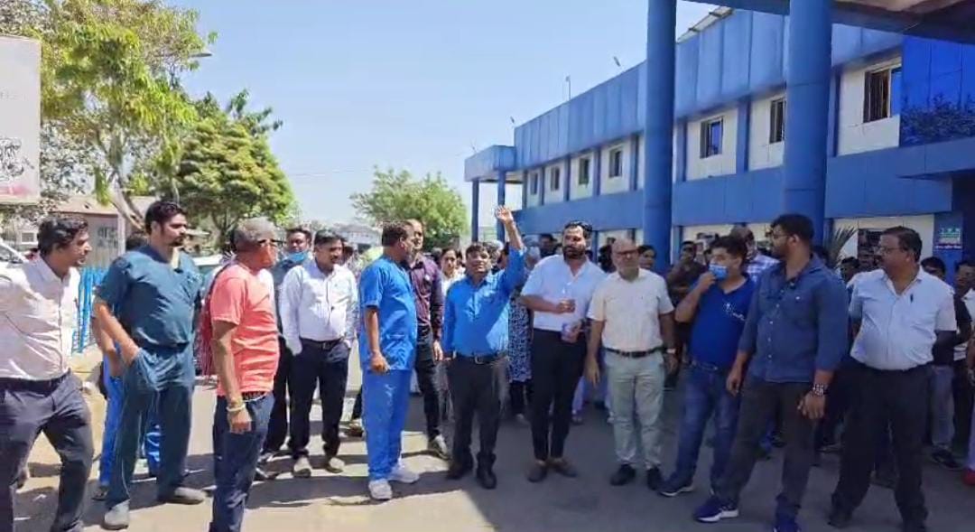 नारेबाजी करते नर्स और डॉक्टर नारेबाजी करते नर्स और डॉक्टर