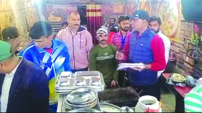 जांच करती खाद्य विभाग की टीम जांच करती खाद्य विभाग की टीम