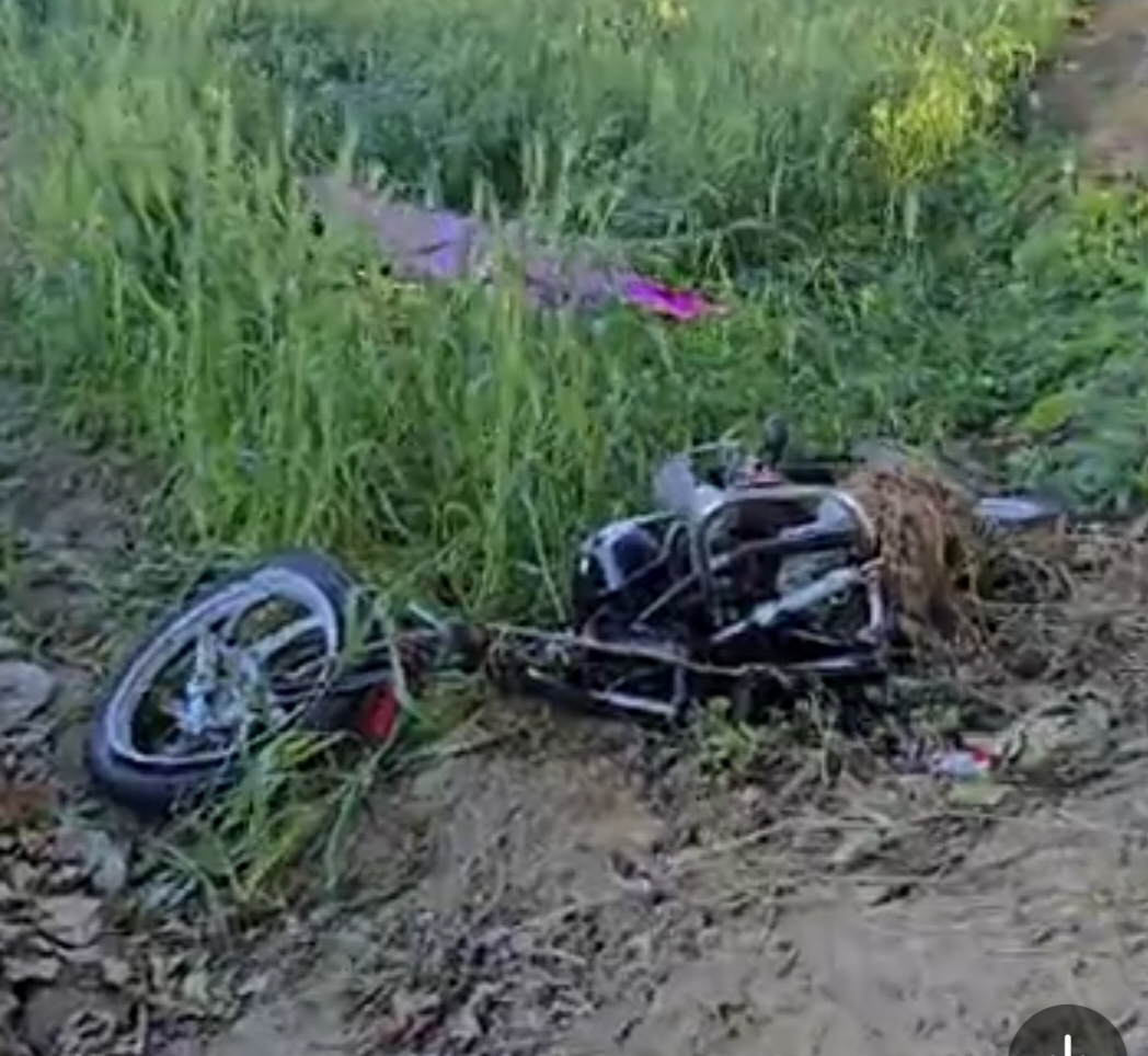 हादसे में दुर्घटनाग्रस्त बाइक।