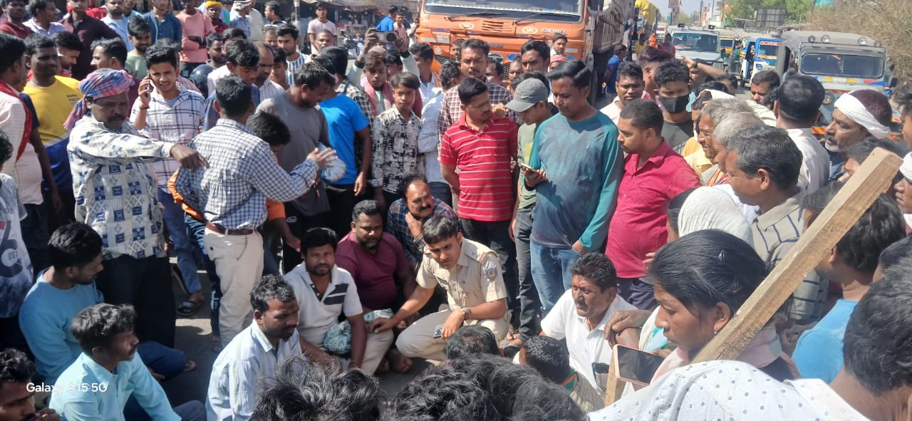 लोगों को समझाते थाना प्रभारी व अन्य लोगों को समझाते थाना प्रभारी व अन्य