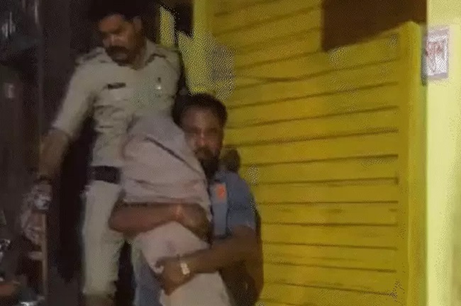 छिंदवाड़ा में घटना के बाद घायलों को अस्पताल ले जाते हुए छिंदवाड़ा में घटना के बाद घायलों को अस्पताल ले जाते हुए