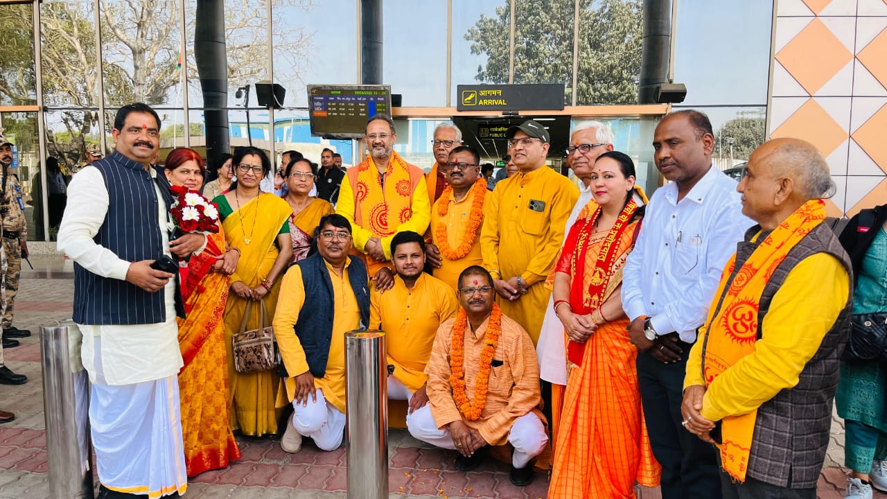 एयरपोर्ट पर हुआ विश्व विख्यात चिंतक चिन्मय पांड्या का स्वागत* एयरपोर्ट पर हुआ विश्व विख्यात चिंतक चिन्मय पांड्या का स्वागत*