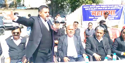 हल्द्वानी में वकीलों ने किया पेपरलेस रजिस्ट्री का विरोध हल्द्वानी में वकीलों ने किया पेपरलेस रजिस्ट्री का विरोध