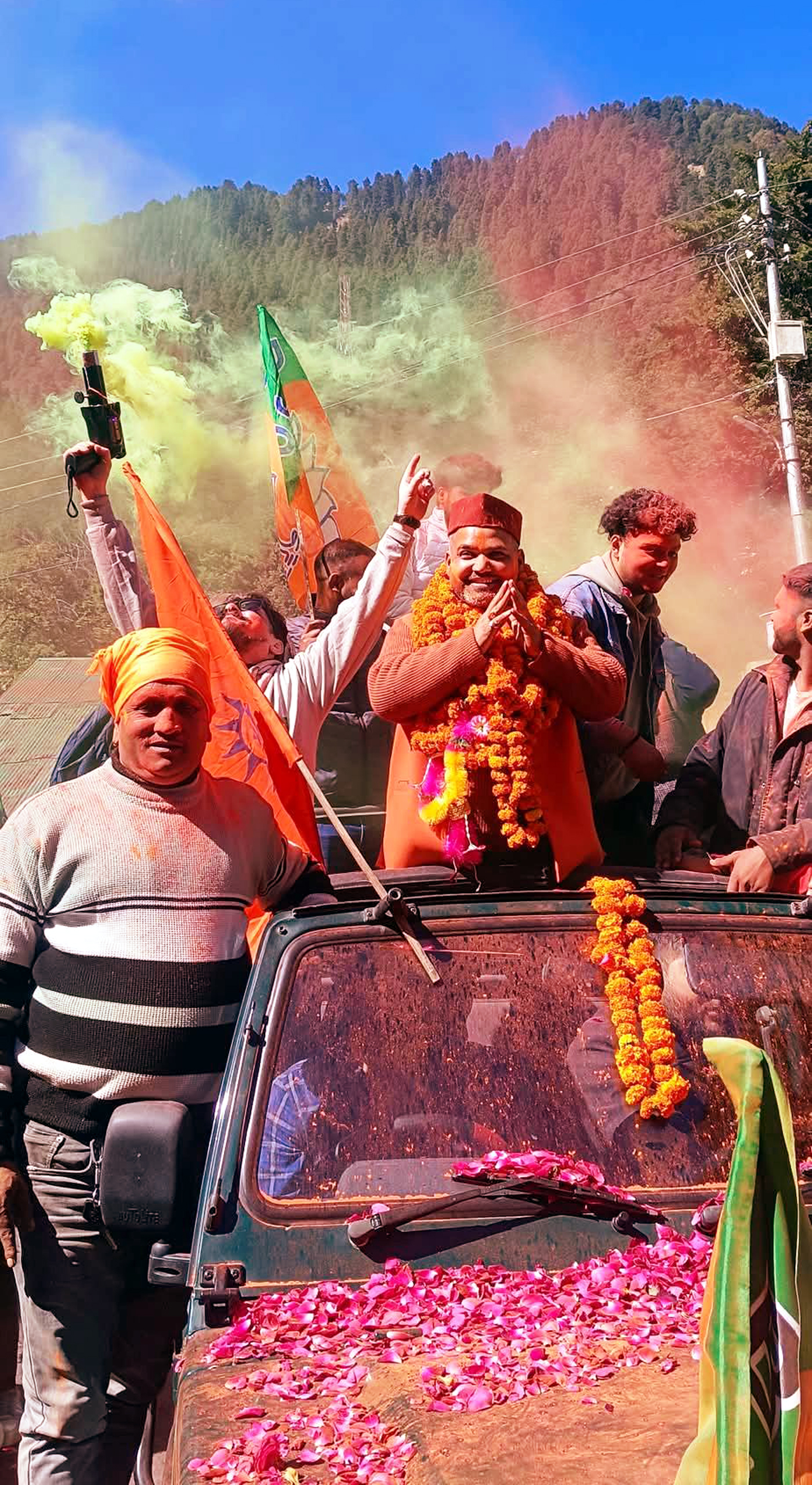 स्वागत जुलूस में अभिवादन करते भाजपा के नये नगर मंडल अध्यक्ष नितिन कार्की। स्वागत जुलूस में अभिवादन करते भाजपा के नये नगर मंडल अध्यक्ष नितिन कार्की।