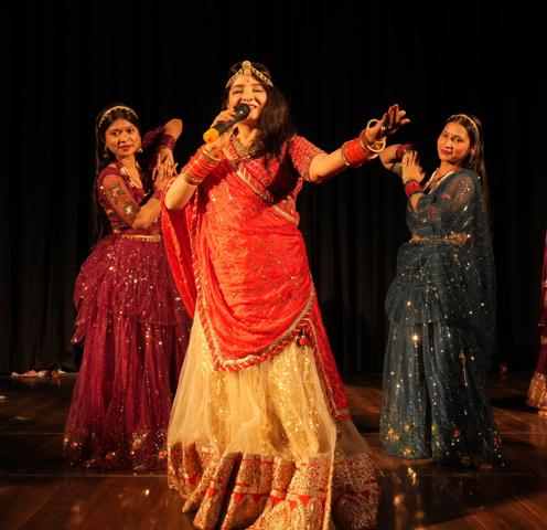 संगीत लोक कला उत्सव में प्रस्तुति करती सुरभि सिंह (फोटो) संगीत लोक कला उत्सव में प्रस्तुति करती सुरभि सिंह (फोटो)