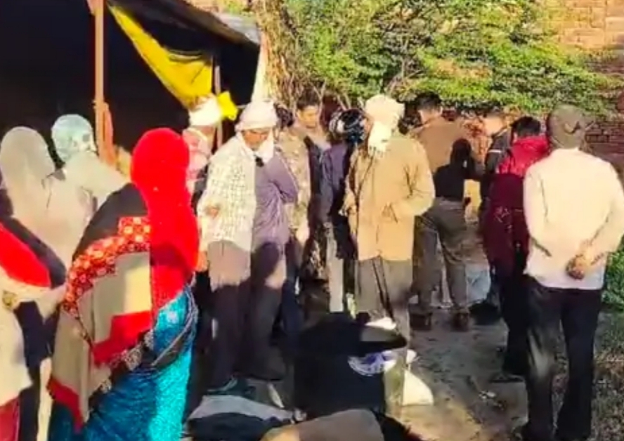 मौके पर मौजूद ग्रामीण