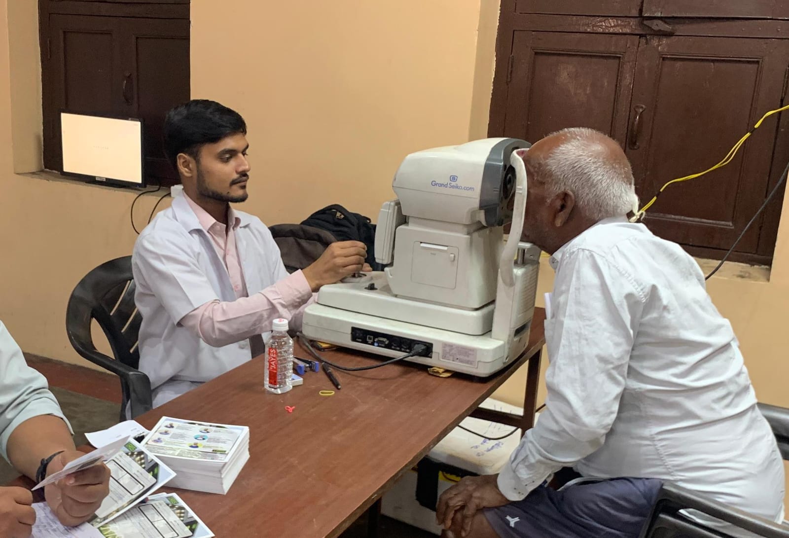 जांच करते चिकित्सक जांच करते चिकित्सक
