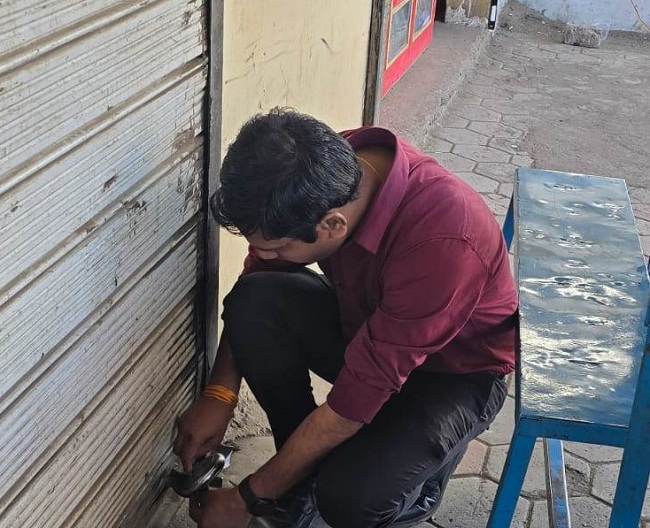 गैरेज में अवैध रूप से संचालित गैस गोडाउन को किया गया सील गैरेज में अवैध रूप से संचालित गैस गोडाउन को किया गया सील