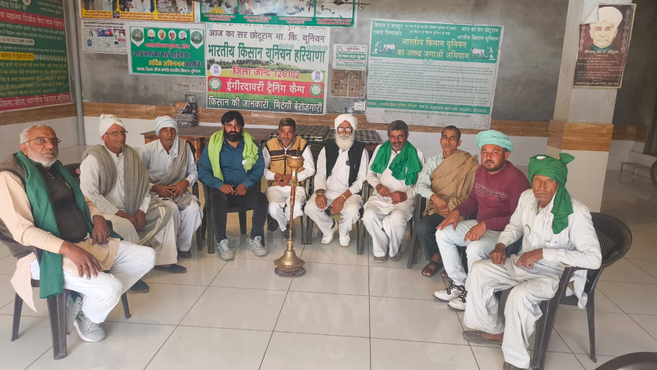 बैठक कर रोष जताते हुए भाकियू किसान नेता। बैठक कर रोष जताते हुए भाकियू किसान नेता।
