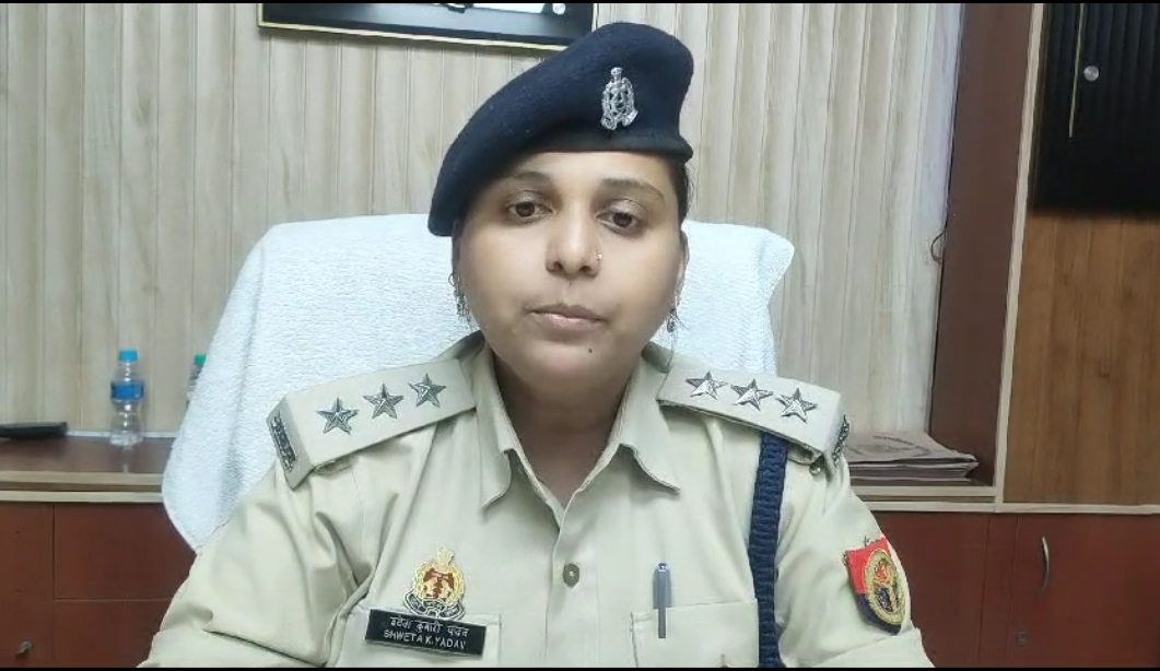 घटना की जानकारी देती एसीपी घटना की जानकारी देती एसीपी