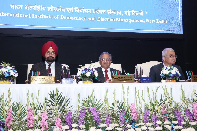 नई दिल्लीः सभी राज्यों तथा केंद्रशासित प्रदेशों के मुख्य चुनाव अधिकारियों (सीईओ) के दो दिवसीय सम्मेलन में उपस्थित मुख्य चुनाव आयुक्त ज्ञानेश कुमार व अन्य नई दिल्लीः सभी राज्यों तथा केंद्रशासित प्रदेशों के मुख्य चुनाव अधिकारियों (सीईओ) के दो दिवसीय सम्मेलन में उपस्थित मुख्य चुनाव आयुक्त ज्ञानेश कुमार व अन्य