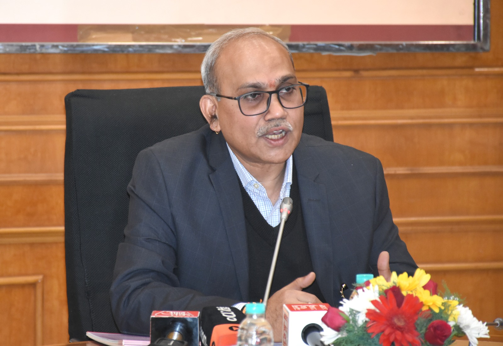 दिल्ली में प्रेस कांफ्रेंस करते साहित्य अकादेमी के सचिव के श्रीनिवासराव दिल्ली में प्रेस कांफ्रेंस करते साहित्य अकादेमी के सचिव के श्रीनिवासराव
