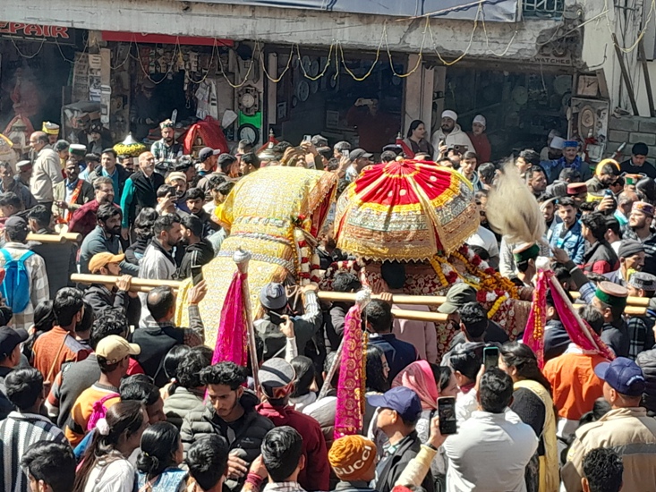 चौहटा की जातर के बाद एक दूसरे से मिलकर वापस लौटते देवता,शहर की खुशहाली केलिए कार बांधता आदिब्रम्हा देवता का रथ व नाचते देवलु। चौहटा की जातर के बाद एक दूसरे से मिलकर वापस लौटते देवता,शहर की खुशहाली केलिए कार बांधता आदिब्रम्हा देवता का रथ व नाचते देवलु।