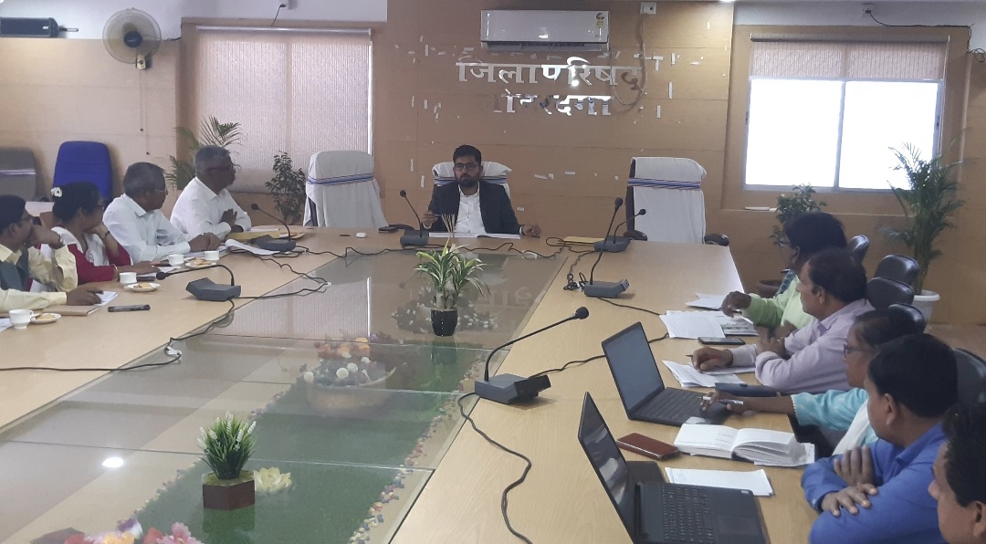 बैठक में मौजूद ल बैठक में मौजूद ल