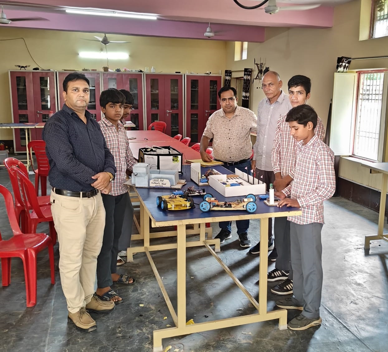 विज्ञान मॉडलों को प्रदर्शित करते विद्यार्थी। विज्ञान मॉडलों को प्रदर्शित करते विद्यार्थी।