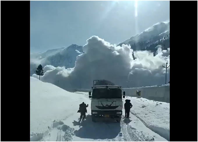 सोनमर्ग पर्यटन स्थल में हुआ हिमस्खलन, जान-माल के नुकसान की सूचना नहीं सोनमर्ग पर्यटन स्थल में हुआ हिमस्खलन, जान-माल के नुकसान की सूचना नहीं