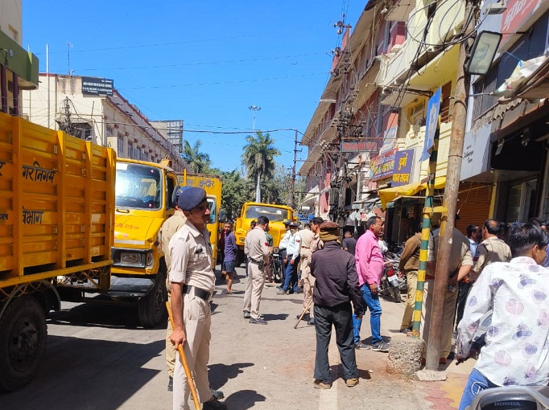 इंदौरः राजवाड़ा क्षेत्र में चलायी गई अतिक्रमण हटाओ मुहिम इंदौरः राजवाड़ा क्षेत्र में चलायी गई अतिक्रमण हटाओ मुहिम