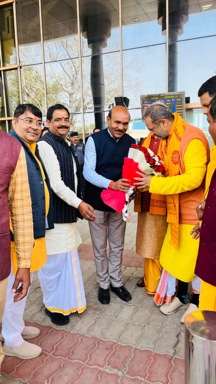 एयरपोर्ट पर हुआ विश्व विख्यात चिंतक चिन्मय पांड्या का स्वागत* एयरपोर्ट पर हुआ विश्व विख्यात चिंतक चिन्मय पांड्या का स्वागत*