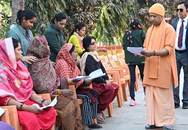 गोरखपुर में जनसुनवाई करते मुख्यमंत्री योगी गोरखपुर में जनसुनवाई करते मुख्यमंत्री योगी
