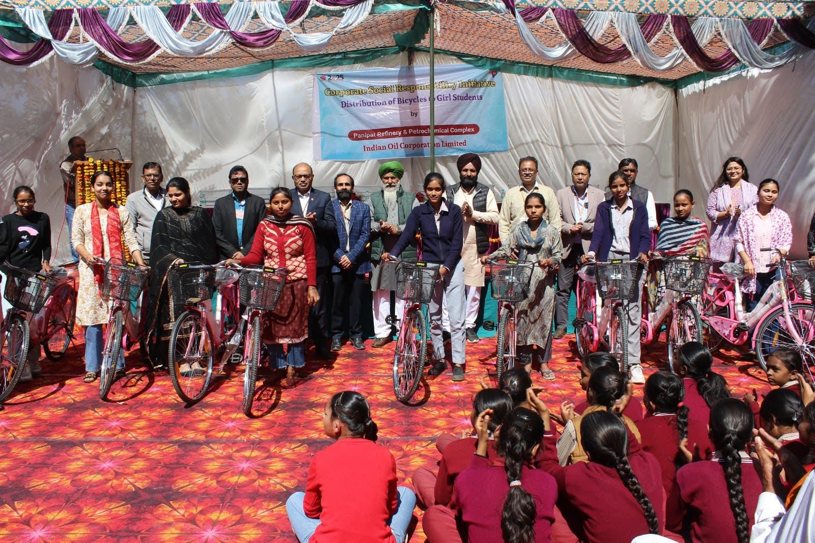 पानीपत के गांव बोहली के सरकारी स्कूल में छात्राओं को साइकिल वितरीत करते आईओसीएल के कार्यकारी निदेशक व अन्य अधिकारीगण