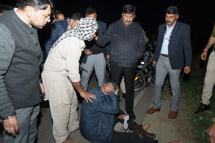 घायल की मदद करते डिप्टी सीएम। घायल की मदद करते डिप्टी सीएम।