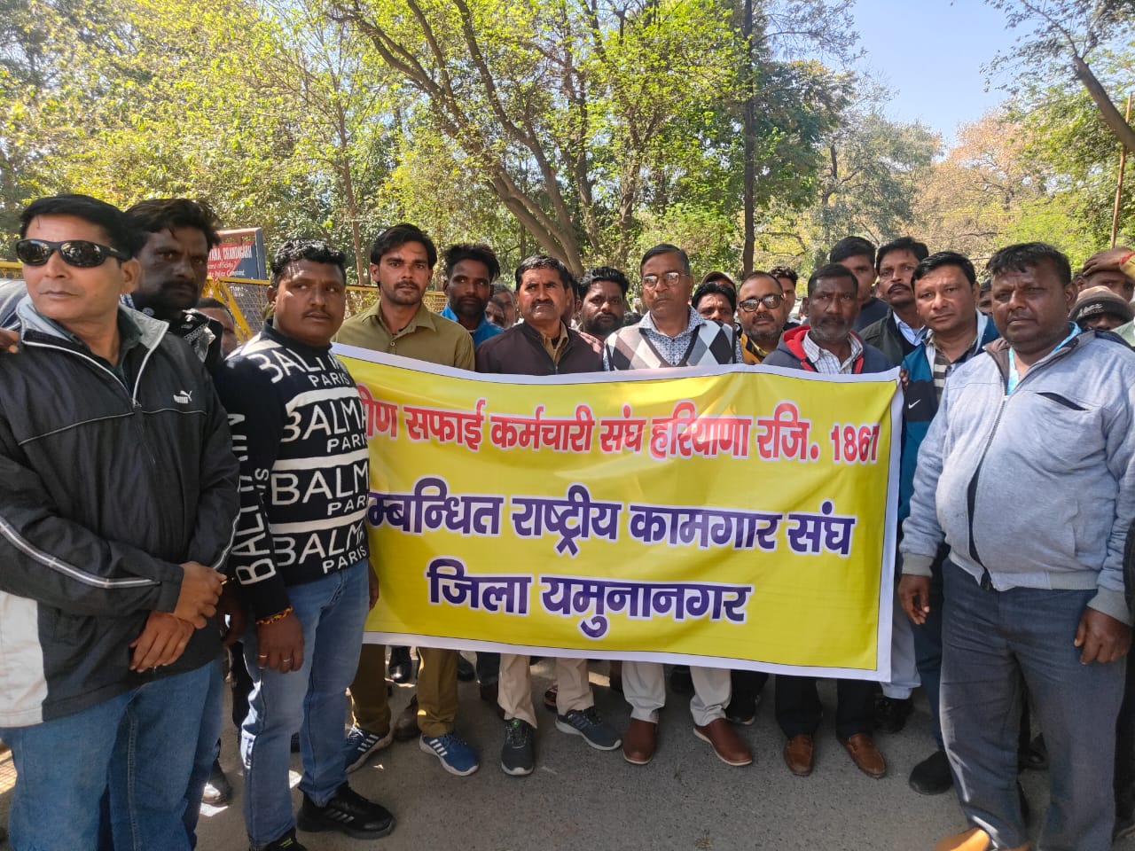 प्रदर्शन करते ग्रामीण सफाई कर्मी प्रदर्शन करते ग्रामीण सफाई कर्मी