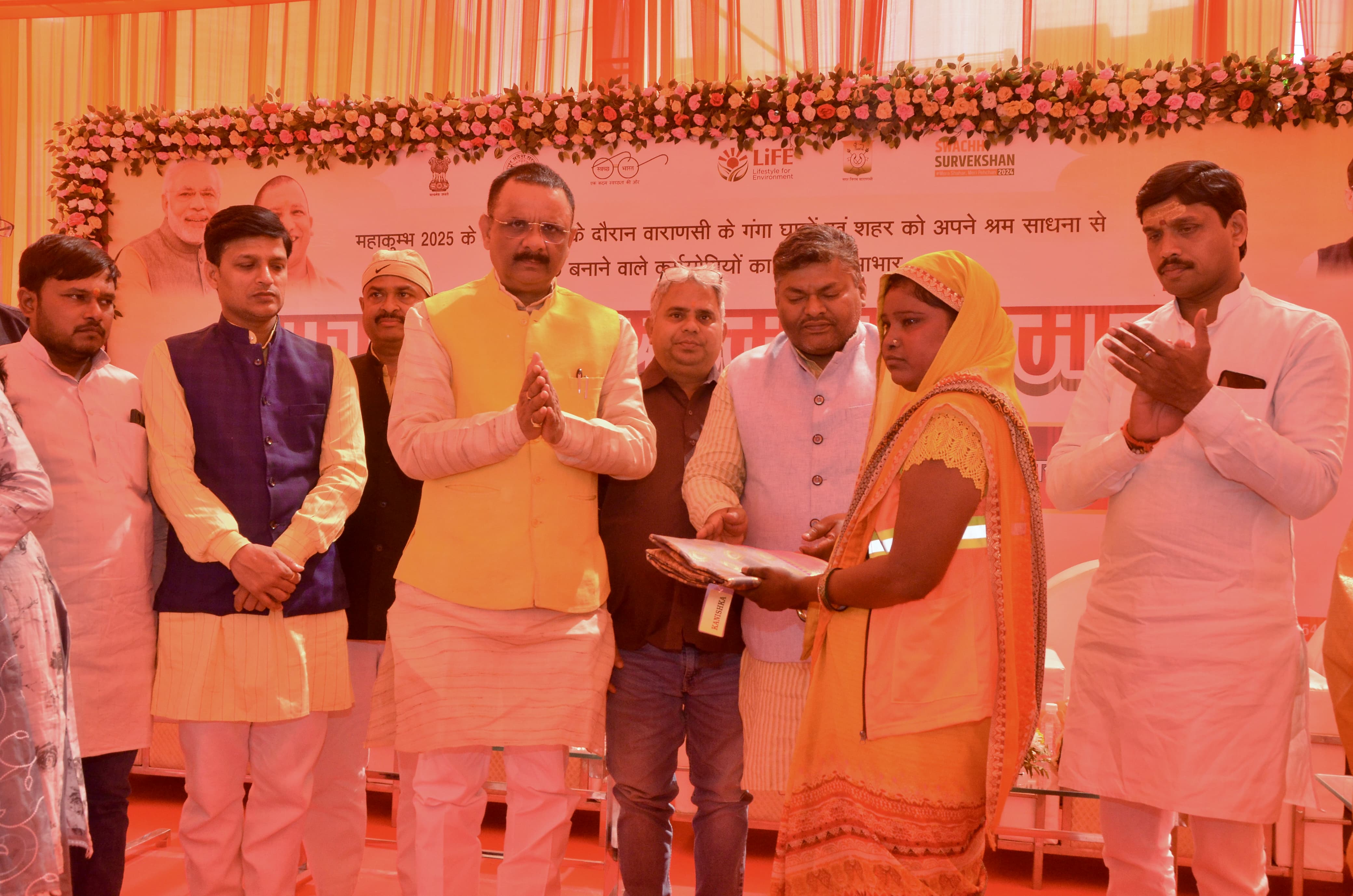 अनवरत सेवा देने वाले सफाई सैनिकों का सम्मान अनवरत सेवा देने वाले सफाई सैनिकों का सम्मान