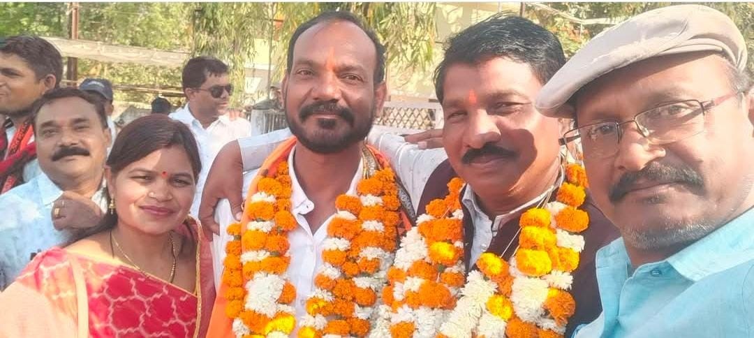 समर्थकों के साथ दाएं से दूसरे क्रम में महेश गोटा। समर्थकों के साथ दाएं से दूसरे क्रम में महेश गोटा।