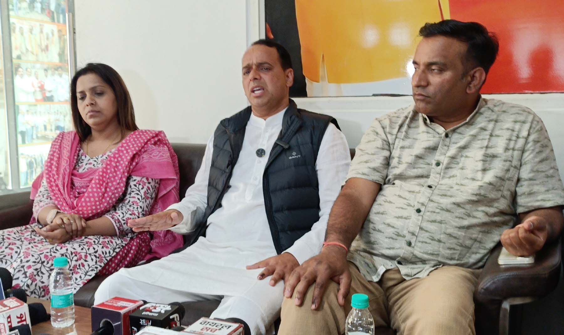 फोटो नंबर-02: अपने कार्यालय में पत्रकारों से बात करते मानेसर से भाजपा के मेयर प्रत्याशी सरपंच सुंदर लाल यादव। फोटो नंबर-02: अपने कार्यालय में पत्रकारों से बात करते मानेसर से भाजपा के मेयर प्रत्याशी सरपंच सुंदर लाल यादव।