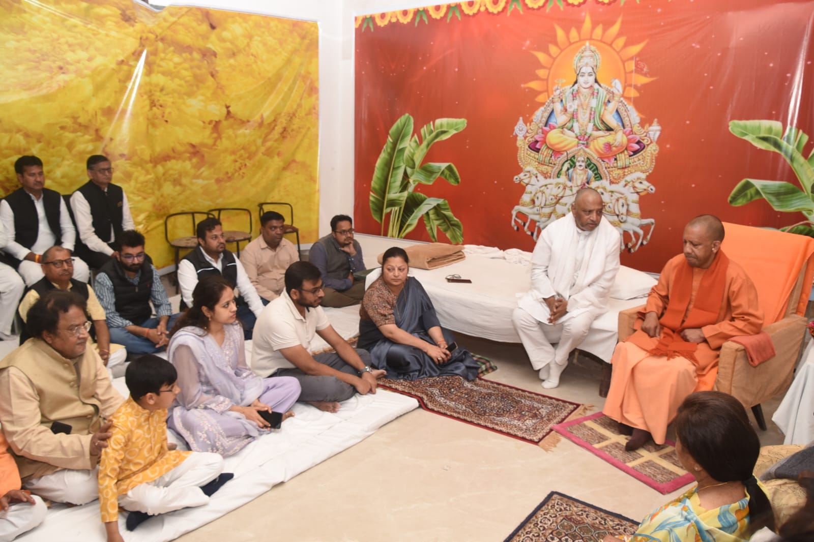 *मुख्यमंत्री योगी आदित्यनाथ ने परिजनों को बंधाया ढांढस* *मुख्यमंत्री योगी आदित्यनाथ ने परिजनों को बंधाया ढांढस*