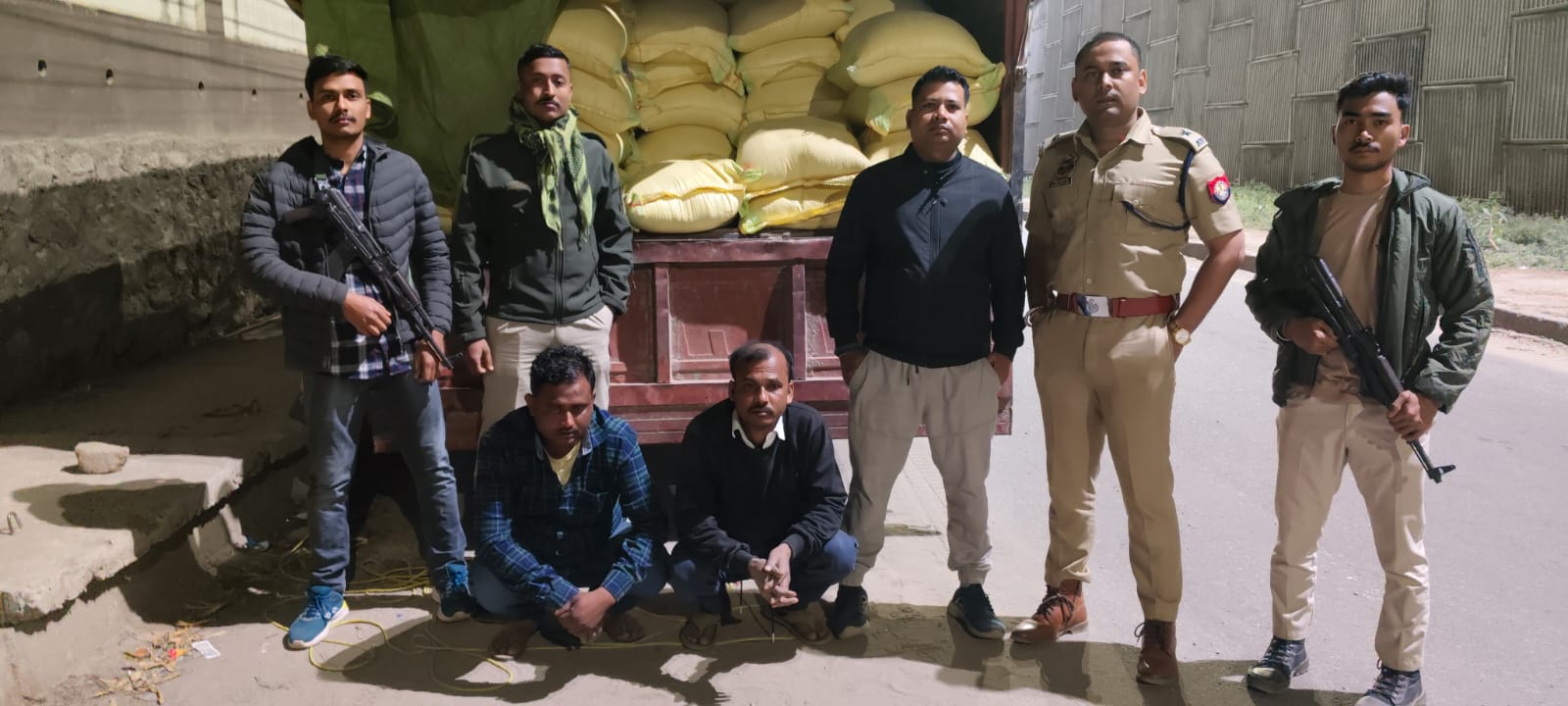 बशिष्ठ में जब्त अवैध चावल की तस्वीर। बशिष्ठ में जब्त अवैध चावल की तस्वीर।