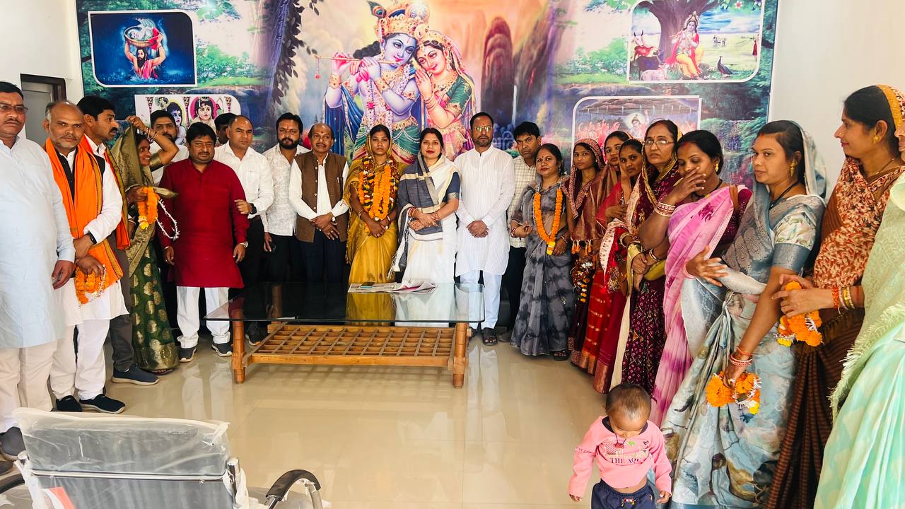 अंगिरा ध्रुव का अभिनंदन करते हुए समर्थक। अंगिरा ध्रुव का अभिनंदन करते हुए समर्थक।