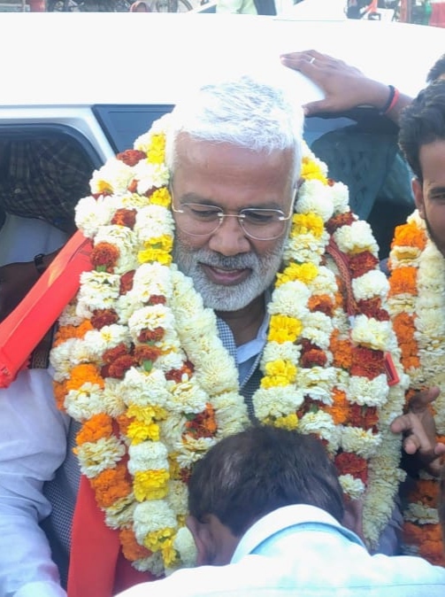जलशक्ति मंत्री स्वतंत्रदेव सिंह का स्वागत करते भाजपा कार्यकर्ता। जलशक्ति मंत्री स्वतंत्रदेव सिंह का स्वागत करते भाजपा कार्यकर्ता।