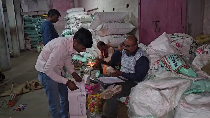*फैक्ट्री में गंदगी देखकर भड़के अधिकारी*