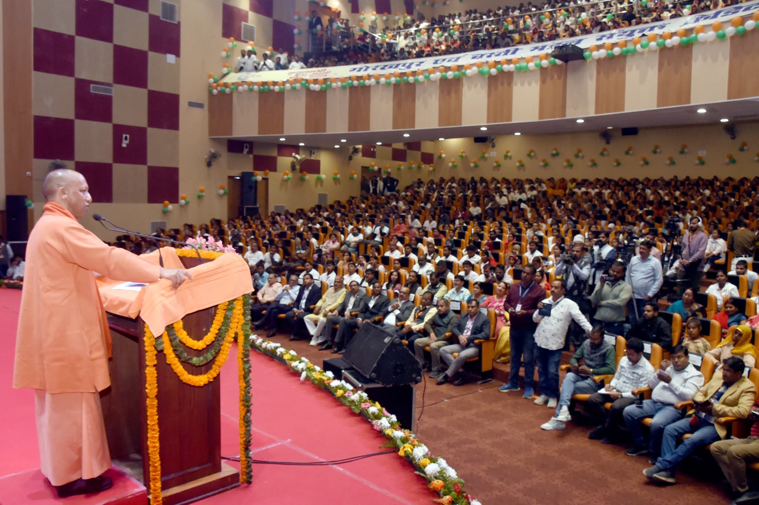 *मुख्यमंत्री युवा उद्यमी विकास अभियान (सीएम युवा) के तहत गोरखपुर व बस्ती मंडल के 2500 लाभार्थियों को किया 100 करोड़ रुपये का ऋण वितरण* *मुख्यमंत्री युवा उद्यमी विकास अभियान (सीएम युवा) के तहत गोरखपुर व बस्ती मंडल के 2500 लाभार्थियों को किया 100 करोड़ रुपये का ऋण वितरण*