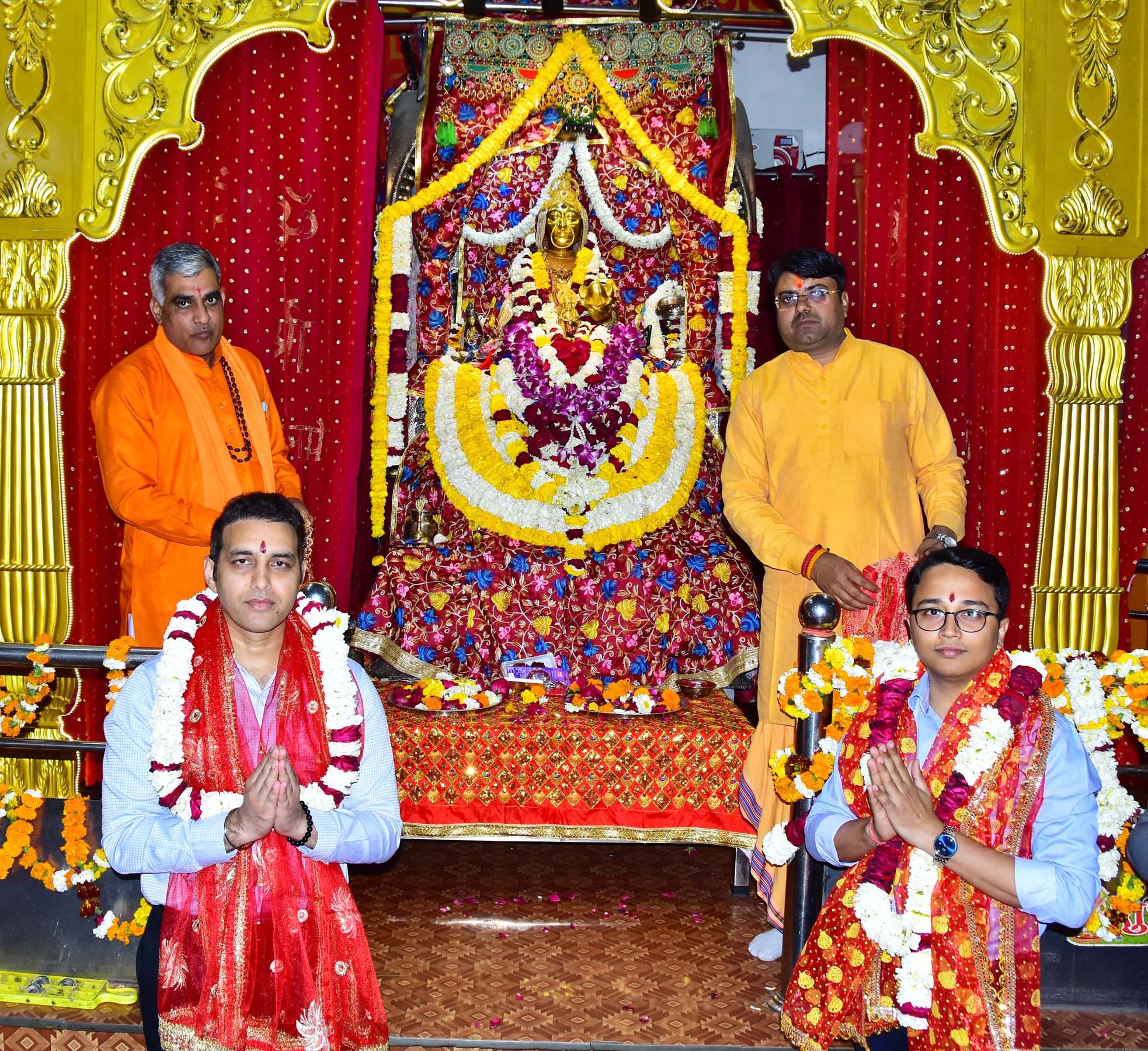 गुरुग्राम में शीतला माता मंदिर के दौरे के दौरान मां शीतला का आशीर्वाद लेते डीसी अजय कुमार। गुरुग्राम में शीतला माता मंदिर के दौरे के दौरान मां शीतला का आशीर्वाद लेते डीसी अजय कुमार।
