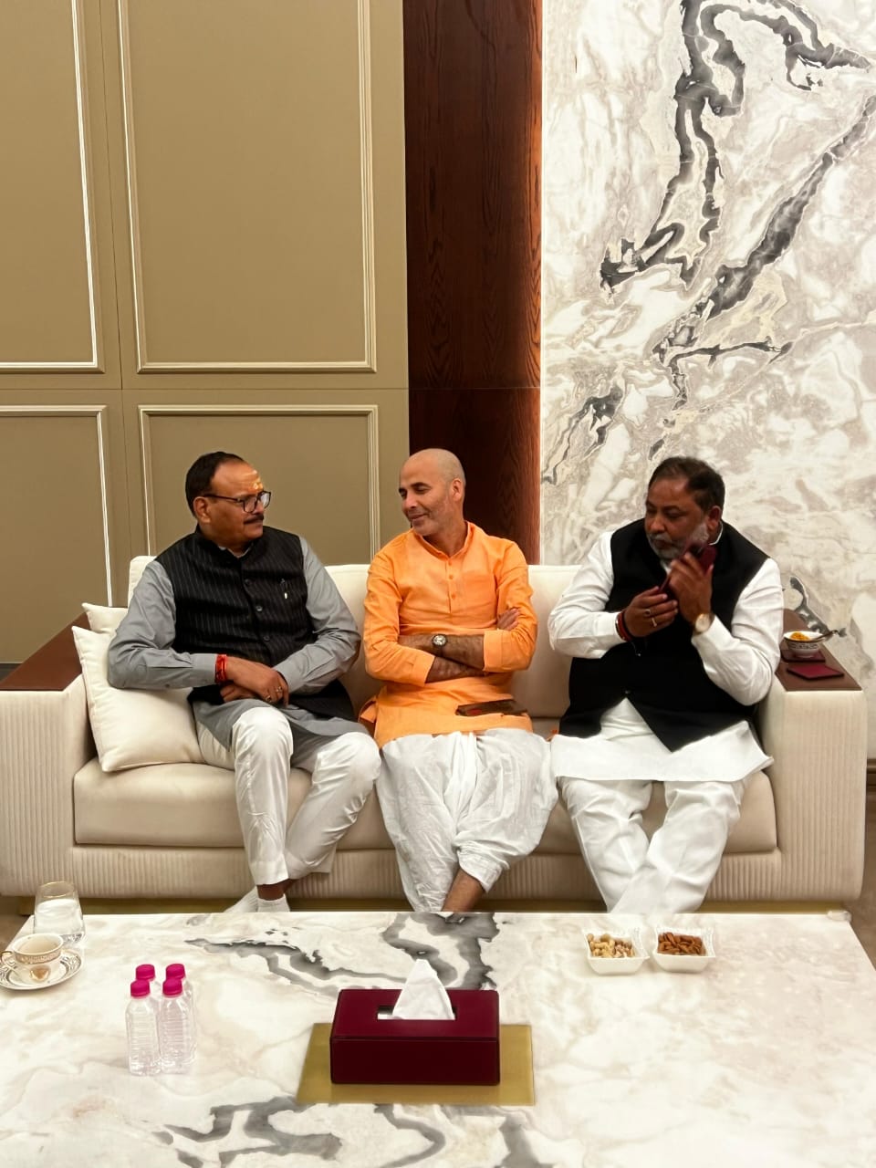 उपमुख्यमंत्री ब्रजेश पाठक एमएलसी विनीत सिंह के आवास पर उपमुख्यमंत्री ब्रजेश पाठक एमएलसी विनीत सिंह के आवास पर