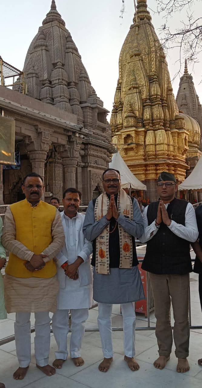बाबा के दरबार में उपमुख्यमंत्री ब्रजेश पाठक बाबा के दरबार में उपमुख्यमंत्री ब्रजेश पाठक