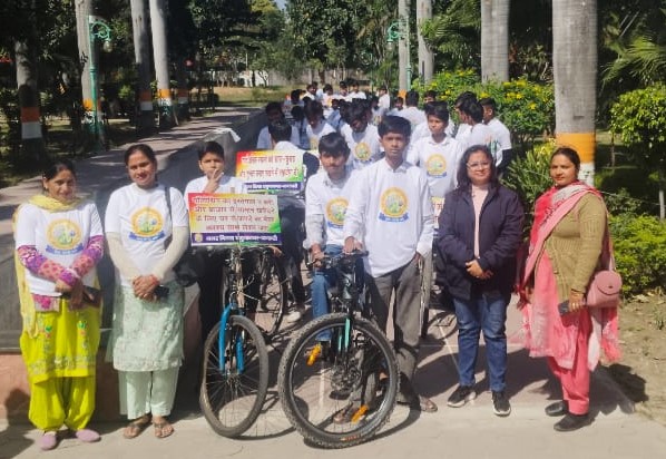 रैली के दौरान स्कूली बच्चे रैली के दौरान स्कूली बच्चे