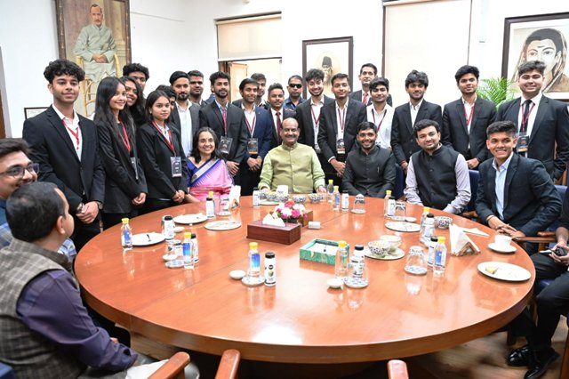 डीय के श्रीराम कालेज में छात्रों के साथ लोकसभा अध्यक्ष ओम बिरला डीय के श्रीराम कालेज में छात्रों के साथ लोकसभा अध्यक्ष ओम बिरला