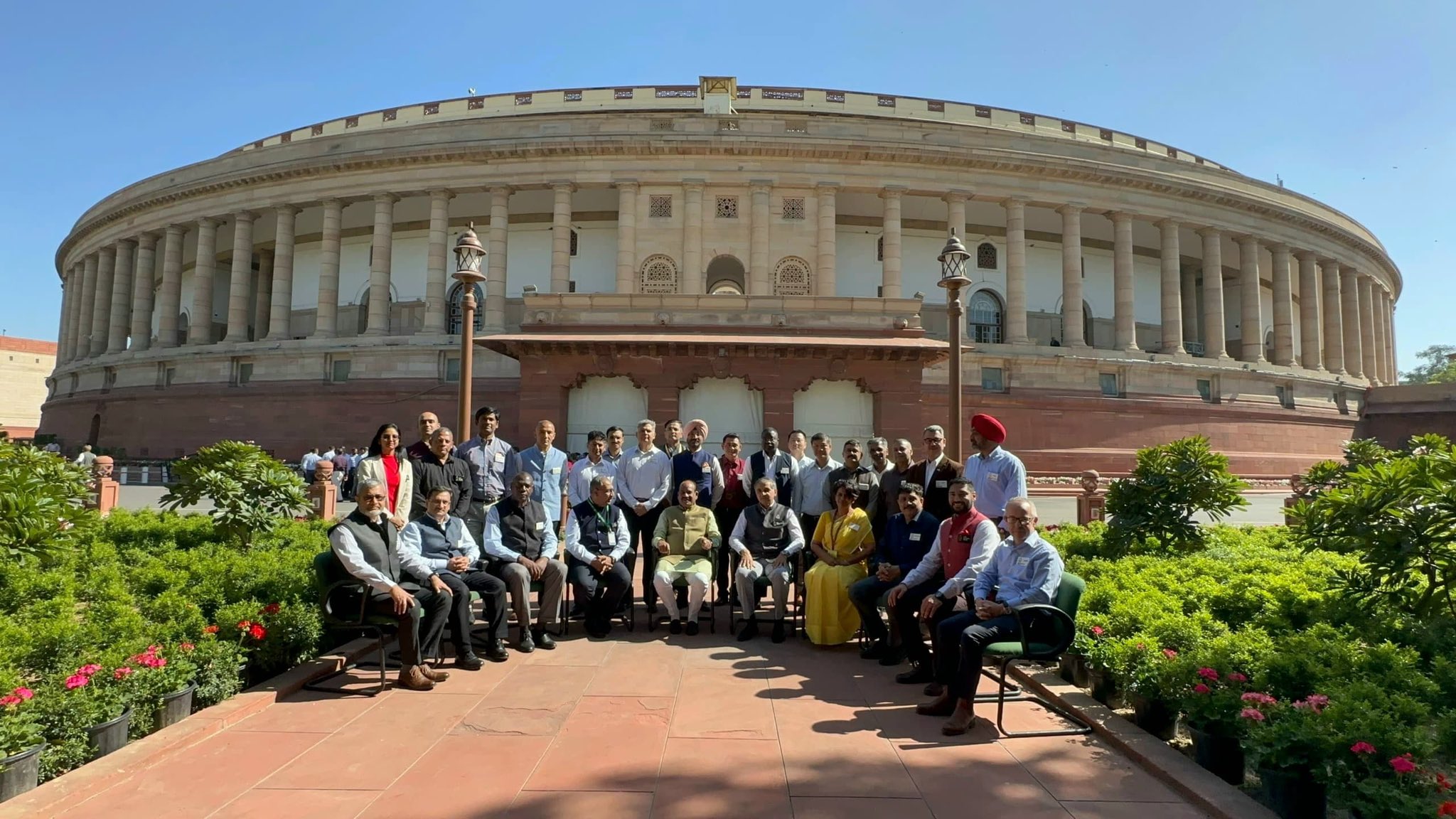 लोकसभा अध्यक्ष ओम बिरला गुरुवार को संसद भवन के स्टडी विज़िट पर आए एनडीसी के पाठ्यक्रम सदस्यों के साथ लोकसभा अध्यक्ष ओम बिरला गुरुवार को संसद भवन के स्टडी विज़िट पर आए एनडीसी के पाठ्यक्रम सदस्यों के साथ