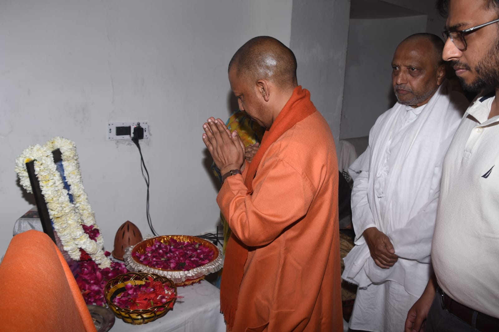 *मुख्यमंत्री योगी आदित्यनाथ ने परिजनों को बंधाया ढांढस* *मुख्यमंत्री योगी आदित्यनाथ ने परिजनों को बंधाया ढांढस*