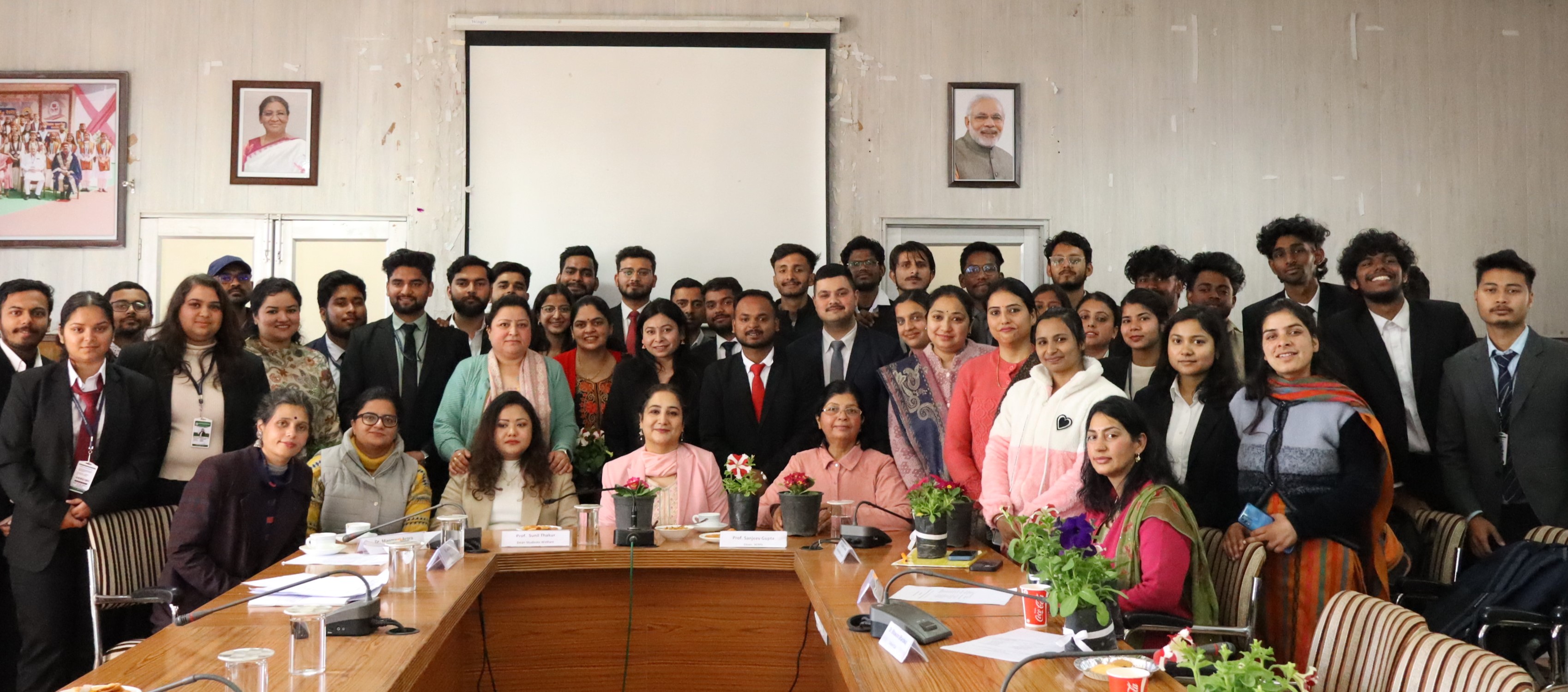 सीयू में आयोजित कार्यक्रम में शामिल महिला कर्मचारी। सीयू में आयोजित कार्यक्रम में शामिल महिला कर्मचारी।