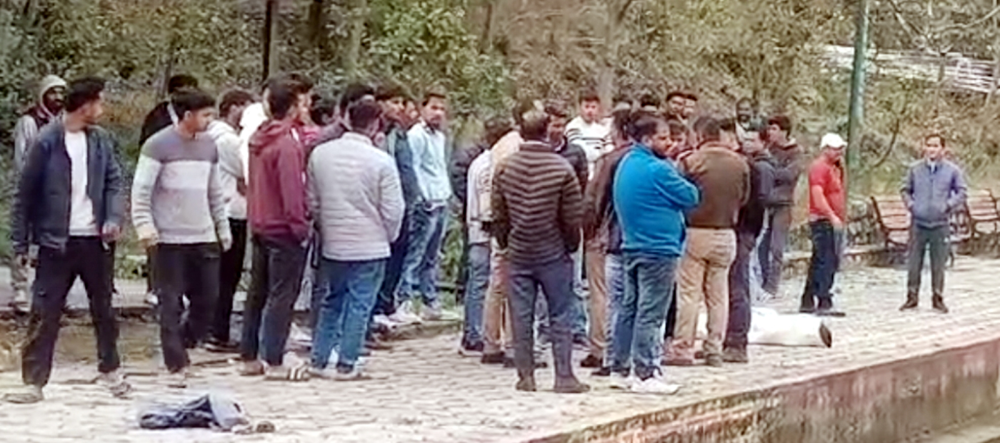 युवक के डूबने पर नलदमयंती ताल के किनारे जुटे लोग। युवक के डूबने पर नलदमयंती ताल के किनारे जुटे लोग।
