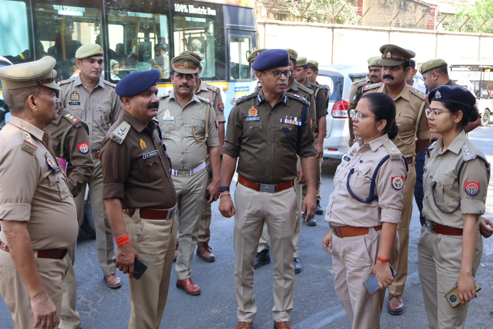 निरीक्षण के दौरान आला अधिकारी निरीक्षण के दौरान आला अधिकारी