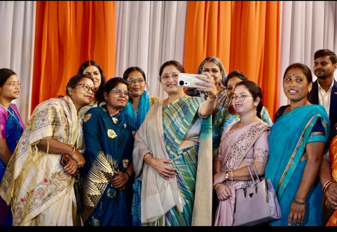 झारखंड की महिला सरपंच के साथ सेल्फी लेती महिला एवं बाल विकास मंत्री अन्नपूर्णा देवी झारखंड की महिला सरपंच के साथ सेल्फी लेती महिला एवं बाल विकास मंत्री अन्नपूर्णा देवी